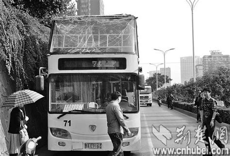 武汉长江大桥上发生交通事故，汽车直接骑上护栏凤凰网湖北_凤凰网