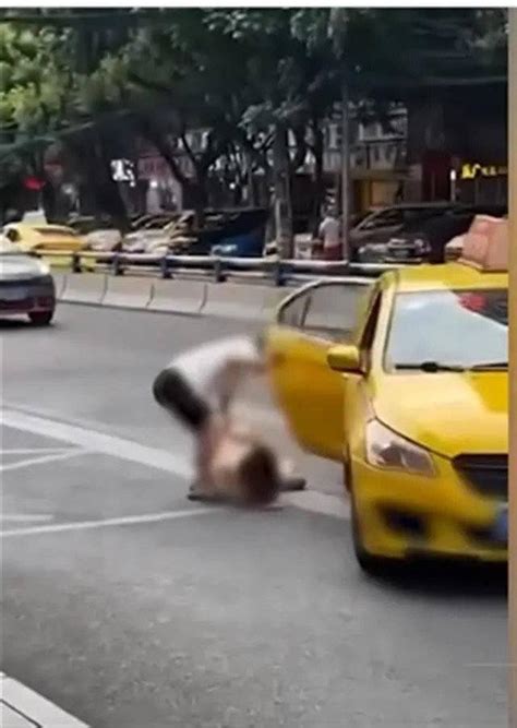 重庆一男子当街拖拽女子塞进出租车，警方：两人系恋人关系，现已和平分手_手机新浪网