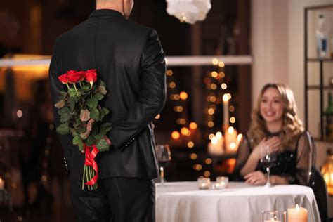 男人在餐馆里送给他心爱的女人玫瑰浪漫的情-包图企业站