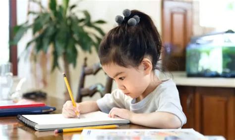陪孩子写作业应该怎么做 辅导孩子做作业有什么方法 _八宝网