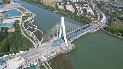 石家庄城发投集团学府路东延跨太平河桥梁工程于近日完成主塔涂装