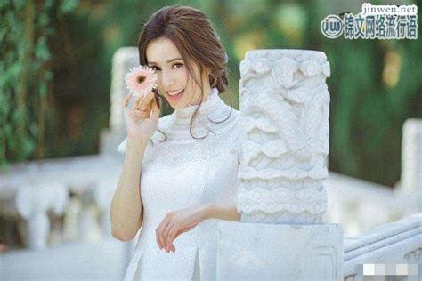 李若彤越活越年轻，54岁穿白色“亮片”连衣裙，身姿挺拔好气质
