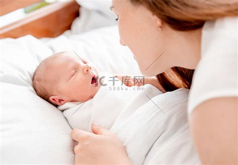 母亲与刚出生的婴儿高清摄影大图-千库网