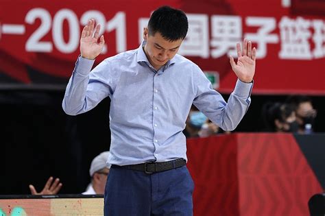 专访辽宁男篮主教练杨鸣：丢冠责任在我，只希望辽篮好|界面新闻 · 体育