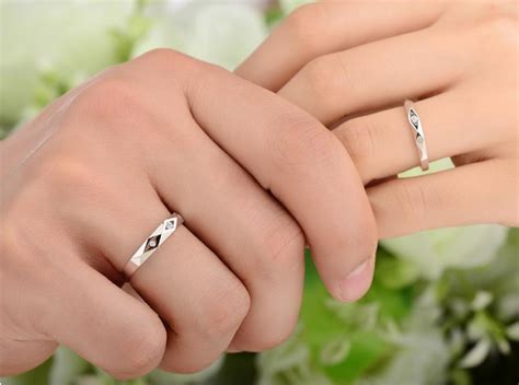 钻石婚戒戴在哪个手指(什么是1克拉钻戒？有什么意义？婚戒戴哪个手指？) - 【爱喜匠】