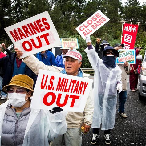 日本冲绳居民举行游行示威，要求美军关闭驻日军事基地|ZZXXO