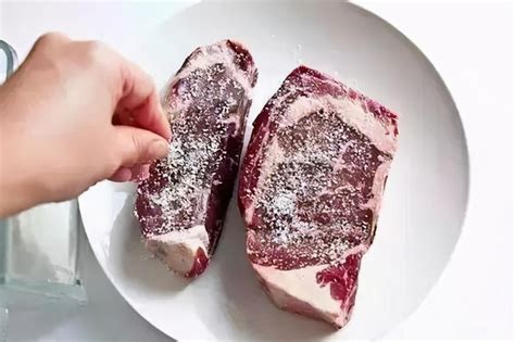 给肉解冻，最忌直接用水泡，教你正确解冻方法，口感和鲜肉差不多|微波炉|解冻|冻肉_新浪新闻