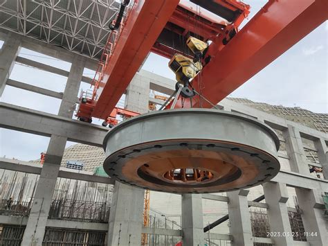 中国水利水电第七工程局有限公司 基层动态 巴塘水电站首台水轮机顶盖吊装完成