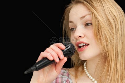 女青年唱歌歌曲音乐嘴巴女性项链金发女郎女士麦克风长发快乐高清图片下载-正版图片321403383-摄图网
