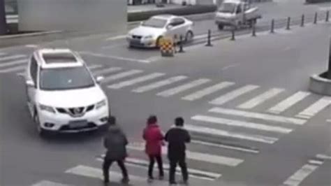 女孩骑车过马路撞车被压，众人合力抬车施救_凤凰网视频_凤凰网