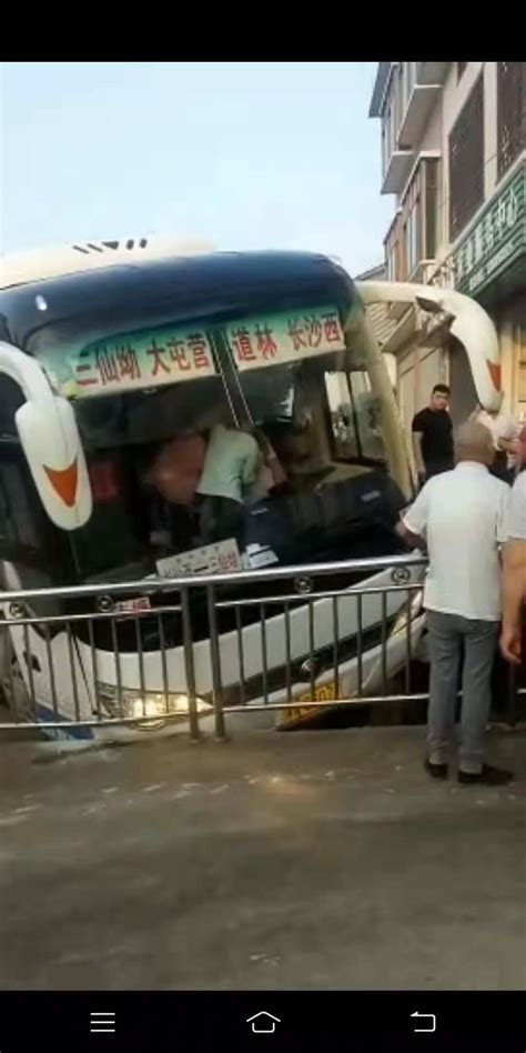 重庆大巴车坠江 乘客车遇险 你该这样逃生！