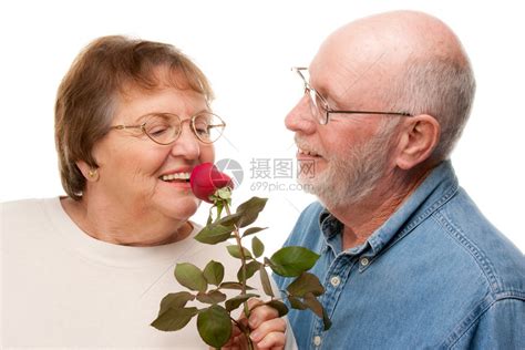 拿着玫瑰花的幸福情侣高清图片下载-正版图片303641641-摄图网