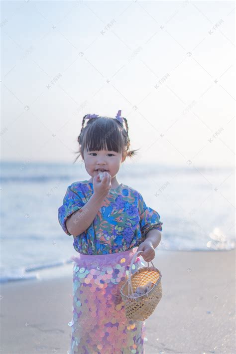 【海边—捡贝壳的小女孩摄影图片】温州纪实摄影_流星瞬间_太平洋电脑网摄影部落