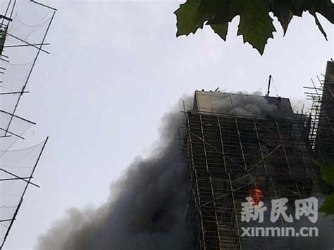 上海28层高楼火灾已致49人受伤 特警赶往现场_天下_新闻中心_长江网_cjn.cn