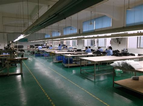 皮革制造技术压花生产工人蓝领机械作坊制品工厂男人高清图片下载-正版图片320632000-摄图网