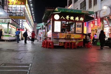 上海年轻人流行起了“摆摊头”？路边摊可以想摆就摆吗？附近居民：请你们不要来！_手机新浪网