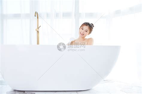 年轻女性在浴缸洗澡高清图片下载-正版图片501402441-摄图网