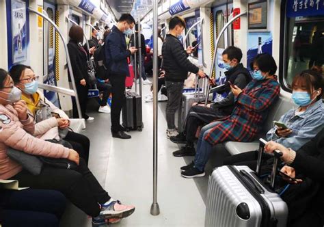 探访|郑州地铁新规施行首日，乘客还有哪些不文明行为？_网易订阅