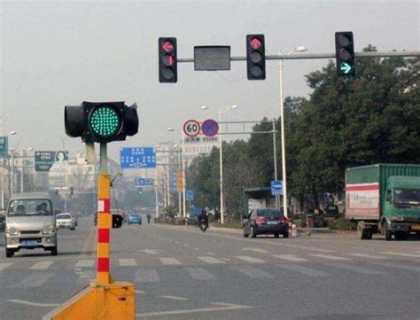 过路口时黄灯突然变红灯怎么办？继续走还是停，老司机告诉你！