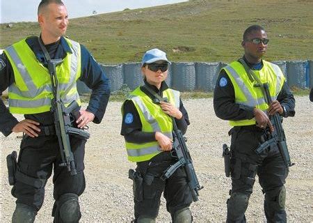中国美女警花科索沃当联合国女保镖
