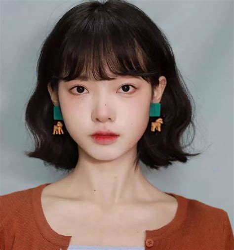 烫短发发型甜美女生头像
