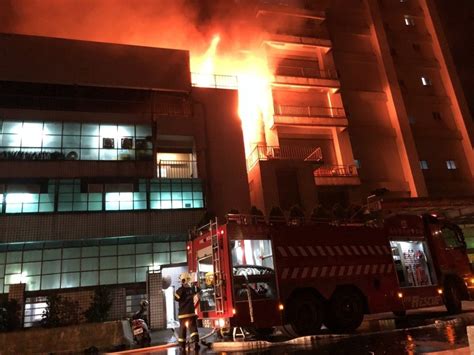 上海一幢高楼燃烧火势蔓延至20层(组图)_新闻中心_新浪网