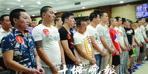 房县特大涉黑案开庭 47人集中受审被控9宗罪(图)_手机新浪网
