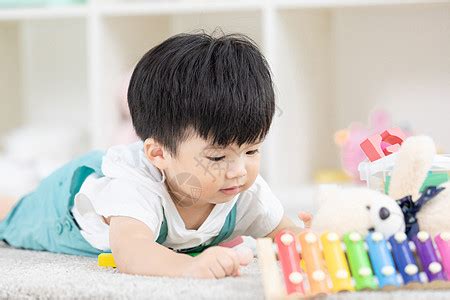 美丽的白人婴儿玩玩具在彩色的游戏室。在幼儿园快乐和好玩。照片摄影图片_ID:354363376-Veer图库