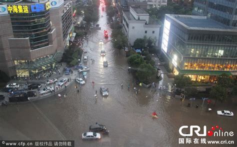 日本遭创纪录暴雨袭击 桥塌路断汽车泡水