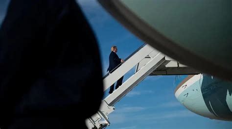 特朗普乘“空军一号”抵达英国 下飞机后先敬个礼(含视频)_手机新浪网