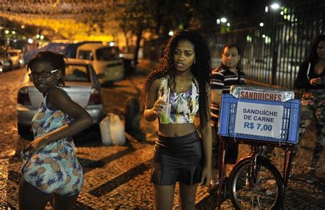 世界杯：摄影师探访巴西红灯区 记录妓女真实生活_体育中国_中国网