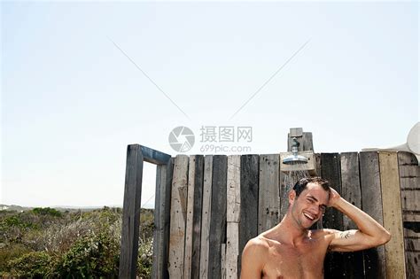 洗澡的男人高清图片下载-正版图片501446176-摄图网