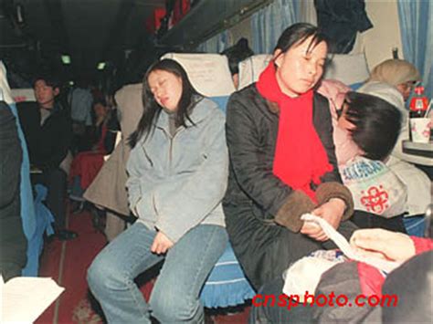 为了回家他在火车广场睡了7天，当你逃避春节时，有人正为团圆拼尽全力__凤凰网