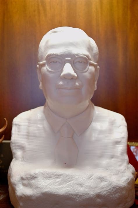 陈嘉庚雕像捐赠仪式举行 白瓷塑像庄严又和蔼 - 集美报 - 东南网厦门频道