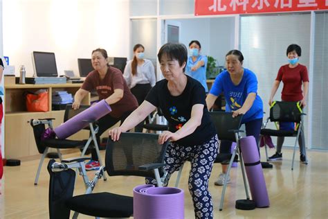 年过七旬的“老阿姨”也能有肌肉！社区康养训练让老人动起来_京报网