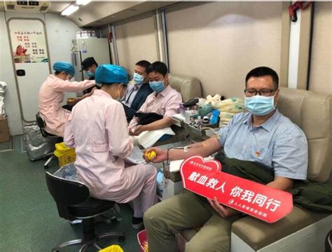 护士在献血前对穿刺点进行消毒高清图片下载-正版图片504991809-摄图网
