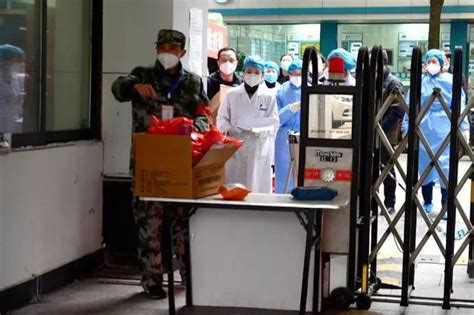 浦东周邓公路方舱医院首批患者出舱，3714人解除隔离回家__财经头条