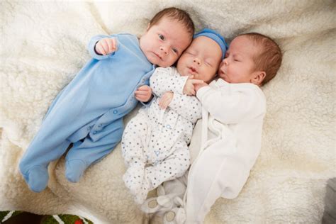 英国一位妈妈晒同卵三胞胎 概率为两亿分之一[组图]_图片中国_中国网
