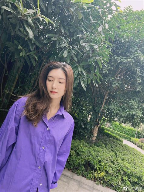 蓝色衬衫温柔女生头像