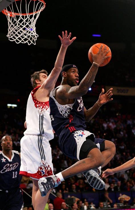 2009年NBA全明星赛：勒布朗为东部砍获20分 OK组合共享MVP殊荣 - 球迷屋