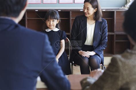 小朋友参加幼儿园入学面试高清图片下载-正版图片502175498-摄图网