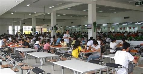 武汉一高校食堂推出校内送餐服务，上线不久便日接700单