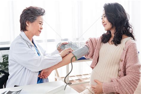 仪器控制疾病测量血压女人手上血压的装置测量血压高清图片下载-正版图片307940706-摄图网
