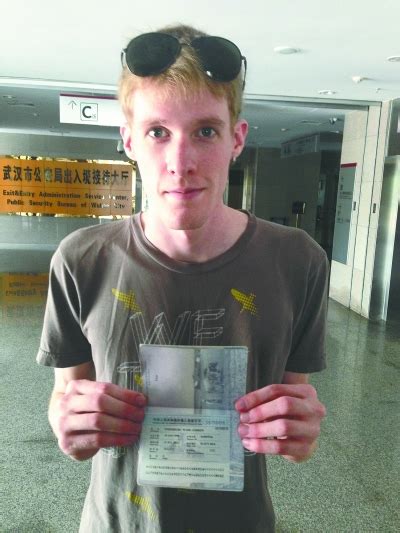 美国小伙武汉办护照遇波折 出入境管理处再三道歉_湖北频道_凤凰网