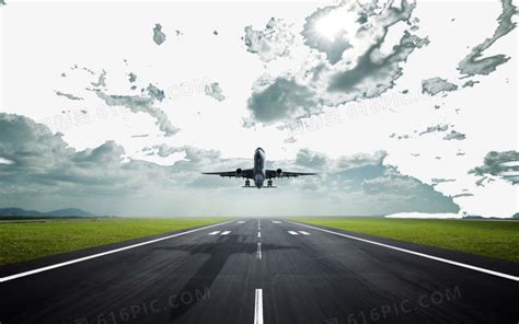 在跑道上起飞的飞机图片-晴天有云的天空下在跑道上起飞的飞机素材-高清图片-摄影照片-寻图免费打包下载
