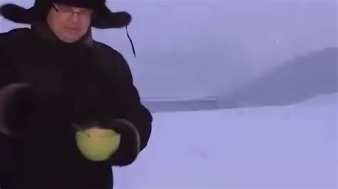 西伯利亚的冬天有多冷？居民展示零下50度的力量！_腾讯视频