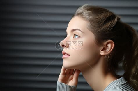 温柔女生托下巴头像