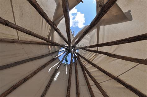 A户外露营的织布帐篷住所高清图片下载-正版图片306936951-摄图网