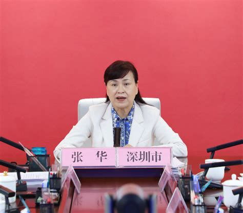 深圳女副区长“一撮白发”被网友质疑“挑染”，官方回应：不是染发