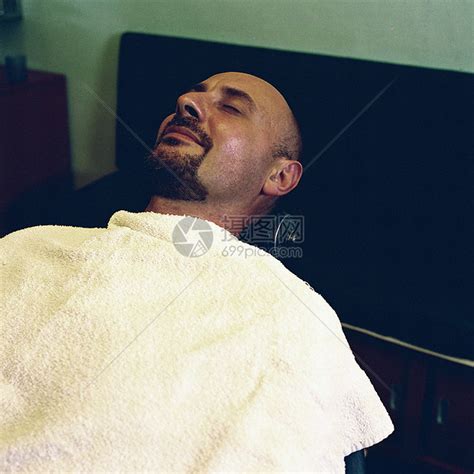 躺在理发店的男人高清图片下载-正版图片501473120-摄图网